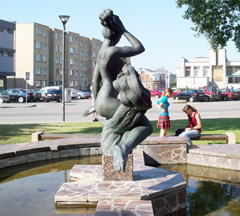 Skulptūra sugrįžo į Radviliškio fontaną Skulptūra sugrįžo į Radviliškio fontaną