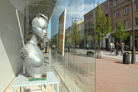 Uždarytos parduotuvės tampa galerijomis Uždarytos parduotuvės tampa galerijomis