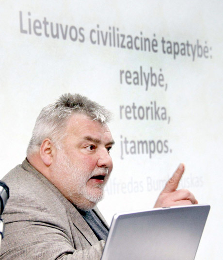 Lietuviai įstrigo tarp Vakarų ir Rytų Lietuviai įstrigo tarp Vakarų ir Rytų