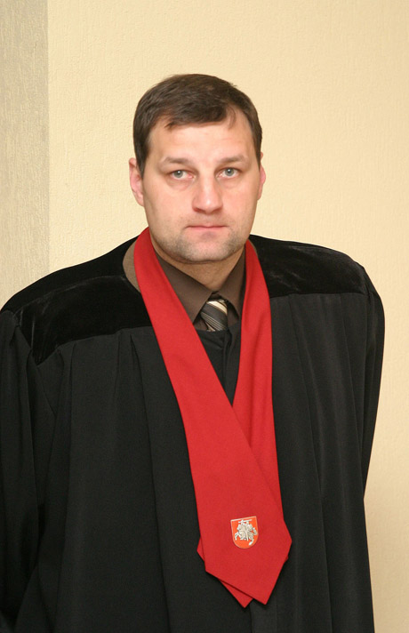 Smurtu šeimoje įtartas prokuroras stojo prieš Temidę Smurtu šeimoje įtartas prokuroras stojo prieš Temidę