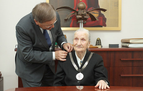 Burmistro dukra kaitino valdininkų žandus Burmistro dukra kaitino valdininkų žandus