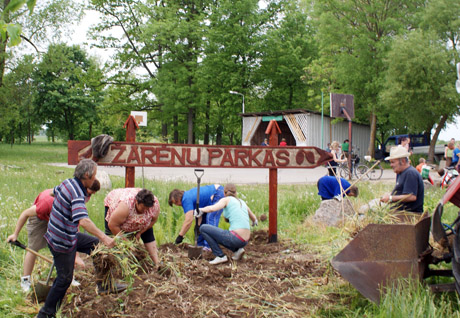 Dirbdami pasiruošė šventei Dirbdami pasiruošė šventei