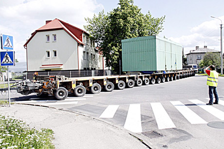 Didžiulis krovinys stabdė eismą Didžiulis krovinys stabdė eismą