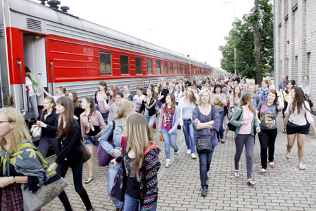 Šokėjai ir dainininkai išvažiavo į Dainų šventę Šokėjai ir dainininkai išvažiavo į Dainų šventę