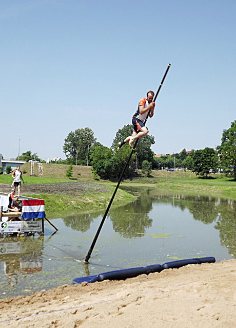 Olandai mokė šokinėti per kanalus Olandai mokė šokinėti per kanalus