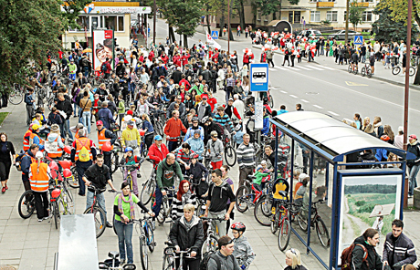 Dviračių pedalus mynė per tūkstantį miestiečių Dviračių pedalus mynė per tūkstantį miestiečių