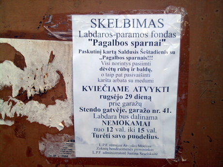Labdara prie garažų su politiko pavarde Labdara prie garažų su politiko pavarde