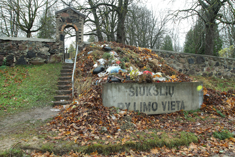 Šalia kapinių liko šiukšlių kalnai Šalia kapinių liko šiukšlių kalnai
