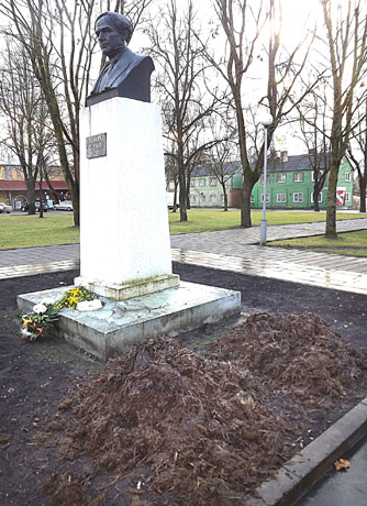 Pagarbą šviesuoliui išreiškė mėšlu Pagarbą šviesuoliui išreiškė mėšlu