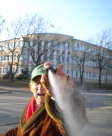 Valdininkė atakuota ašarinėmis dujomis Valdininkė atakuota ašarinėmis dujomis