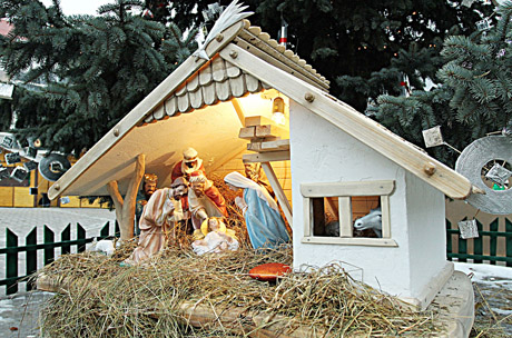Prie Kalėdų eglutės traukia prakartėlė Prie Kalėdų eglutės traukia prakartėlė
