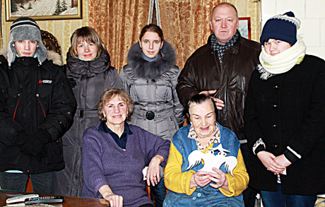 Jaunuoliai lankė pagyvenusius žmones Jaunuoliai lankė pagyvenusius žmones