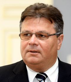 Tarp dviejų ugnių: lenkų, rusų Tarp dviejų ugnių: lenkų, rusų
