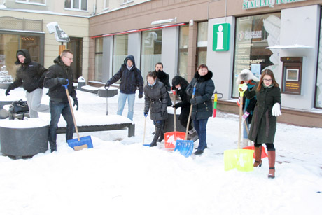 Studentai ragino nusikasti sniegą Studentai ragino nusikasti sniegą