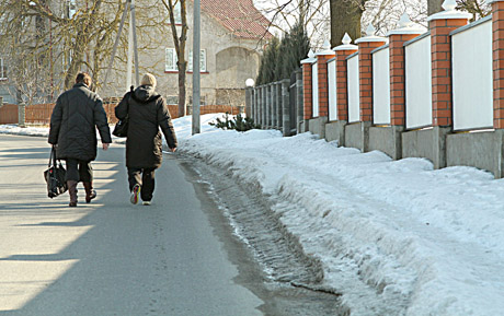 Į kelią kėsinasi pėstieji Į kelią kėsinasi pėstieji