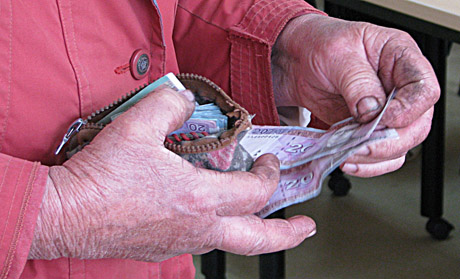 Socialinės pašalpos mažėja išskirtinai Akmenėje Socialinės pašalpos mažėja išskirtinai Akmenėje