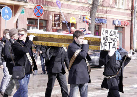Gedulinga procesija ragino vairuoti saugiai Gedulinga procesija ragino vairuoti saugiai