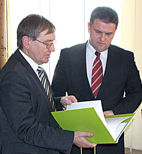 Rumunijos ambasadorius pirmiausia pagerbė Šiaulius Rumunijos ambasadorius pirmiausia pagerbė Šiaulius