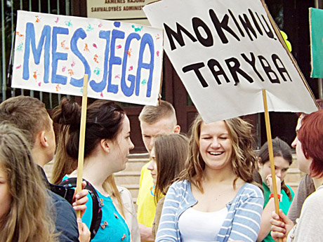 Jaunimas su plakatais – prie savivaldybės Jaunimas su plakatais – prie savivaldybės