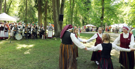 Joniškiečiai įsijungė į šventę Latvijoje Joniškiečiai įsijungė į šventę Latvijoje