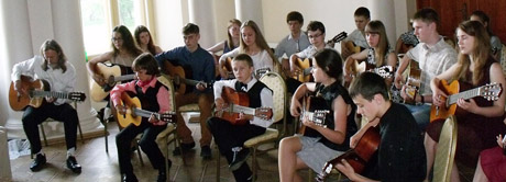 Dvare skambėjo gitarų melodijos Dvare skambėjo gitarų melodijos