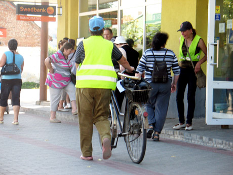 Eilutėje prie bankomato – be panikos Eilutėje prie bankomato – be panikos