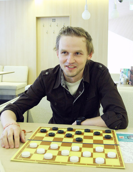 Šaškių didmeistris pragyvena iš pokerio Šaškių didmeistris pragyvena iš pokerio