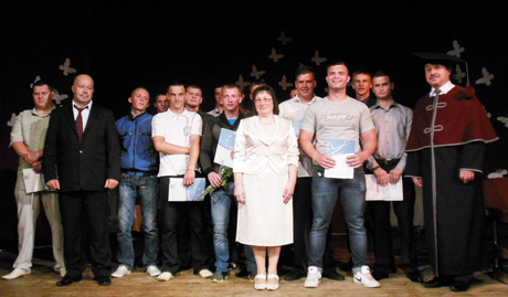 Absolventams įteikti pažymėjimai Absolventams įteikti pažymėjimai