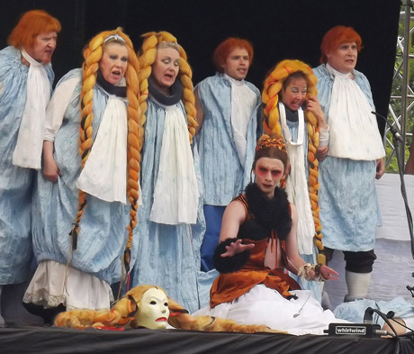 Teatras traukė žiūrovus į Žagarę Teatras traukė žiūrovus į Žagarę