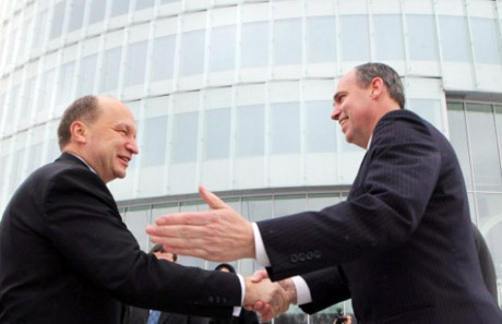 Milijardinės injekcijos keliavo į užsienį