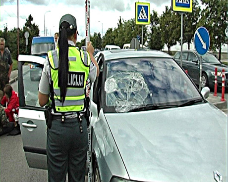 Mama su vaiku partrenkti perėjoje Mama su vaiku partrenkti perėjoje