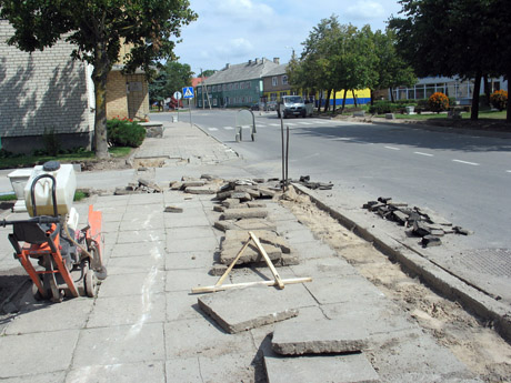 Linkuvos centrinėje aikštėje klojami nauji šaligatviai Linkuvos centrinėje aikštėje klojami nauji šaligatviai