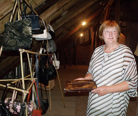 Ran­ki­nių eks­po­zi­ci­ja  –  iš pa­kruo­jie­čių na­mų