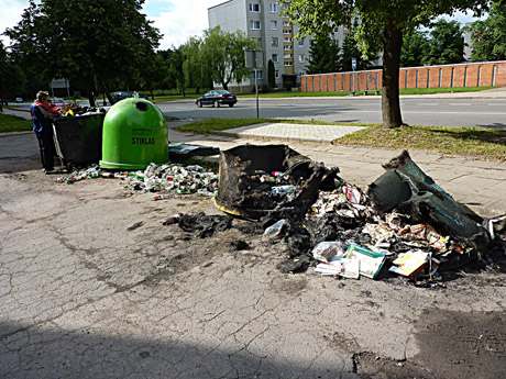 Padegėjai naikina šiukšlių konteinerius Padegėjai naikina šiukšlių konteinerius