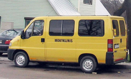 Tytuvėnų gimnazijai – geltonas autobusiukas Tytuvėnų gimnazijai – geltonas autobusiukas