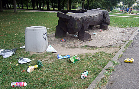 Parke siaučia chuliganai ir šiukšlintojai Parke siaučia chuliganai ir šiukšlintojai
