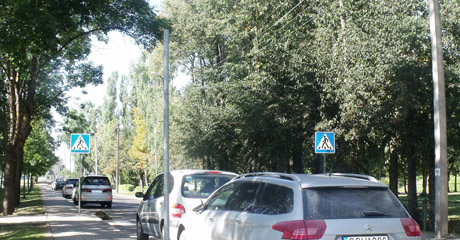 Stovintys automobiliai užkemša gatvę Stovintys automobiliai užkemša gatvę