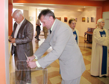 Radviliškiečių aukos – naujiems bažnyčios varpams Radviliškiečių aukos – naujiems bažnyčios varpams