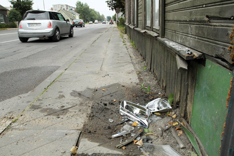 Automobilis taranavo namą Automobilis taranavo namą