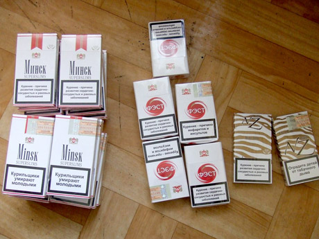 Kontrabandinių cigarečių rasta automobilyje ir namuose Kontrabandinių cigarečių rasta automobilyje ir namuose