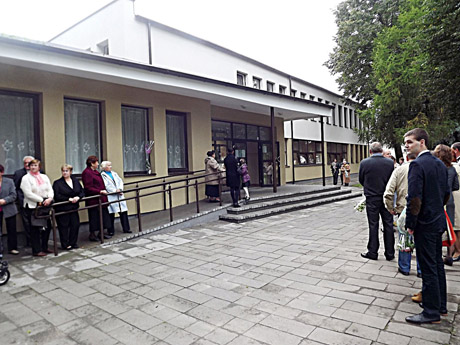 Kviečia pagražėję miestelio kultūros namai Kviečia pagražėję miestelio kultūros namai