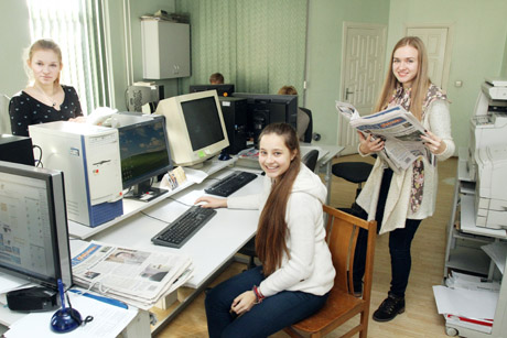 Gimnazistės susipažino su laikraščio leidyba Gimnazistės susipažino su laikraščio leidyba