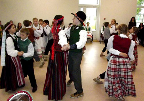 Šokėjai išbandė naująsias grindis Šokėjai išbandė naująsias grindis