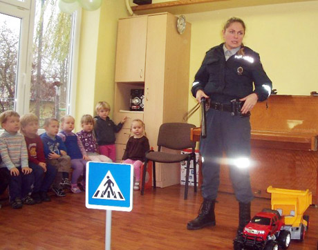 Pareigūnai lankėsi vaikų darželiuose Pareigūnai lankėsi vaikų darželiuose