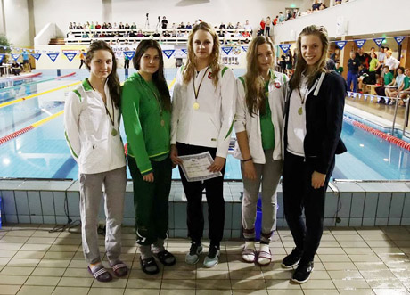 Apdovanotos plaukimo meistrės