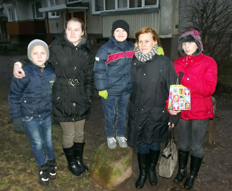 Vaikų namų auklėtiniai aplankė vienišuosius Vaikų namų auklėtiniai aplankė vienišuosius