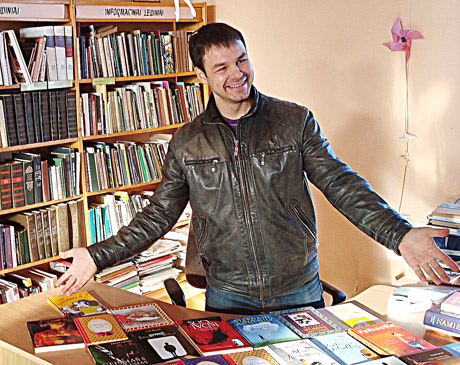Jaunimo atstovai bibliotekai dovanojo knygų Jaunimo atstovai bibliotekai dovanojo knygų