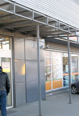 Bankomatai tolsta nuo klientų Bankomatai tolsta nuo klientų