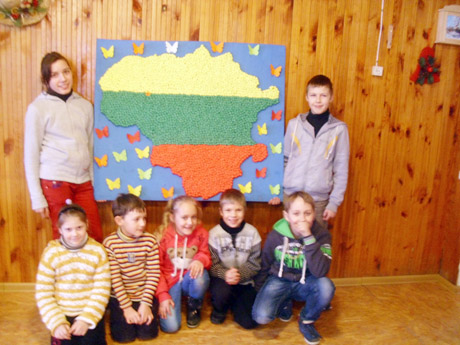 Moksleiviai sukūrė Lietuvos žemėlapį-paveikslą Moksleiviai sukūrė Lietuvos žemėlapį-paveikslą