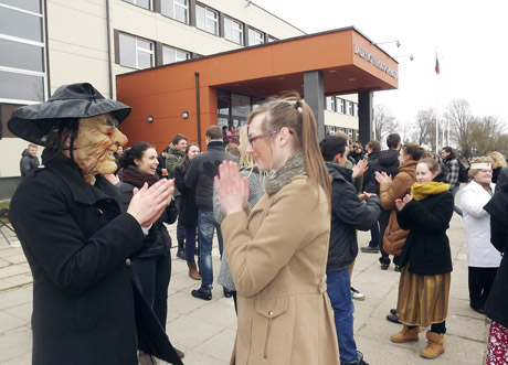 Žiemą vijo drauge su gimnazistais Žiemą vijo drauge su gimnazistais